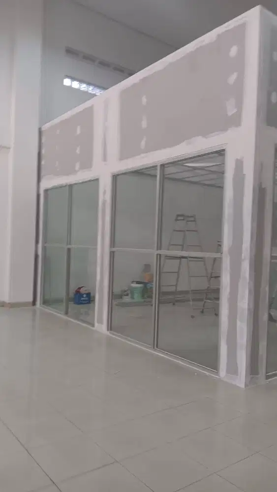 Pasang Kantor Kusen Alumunium Plafon Partisi Gypsum Lis Dinding PVC