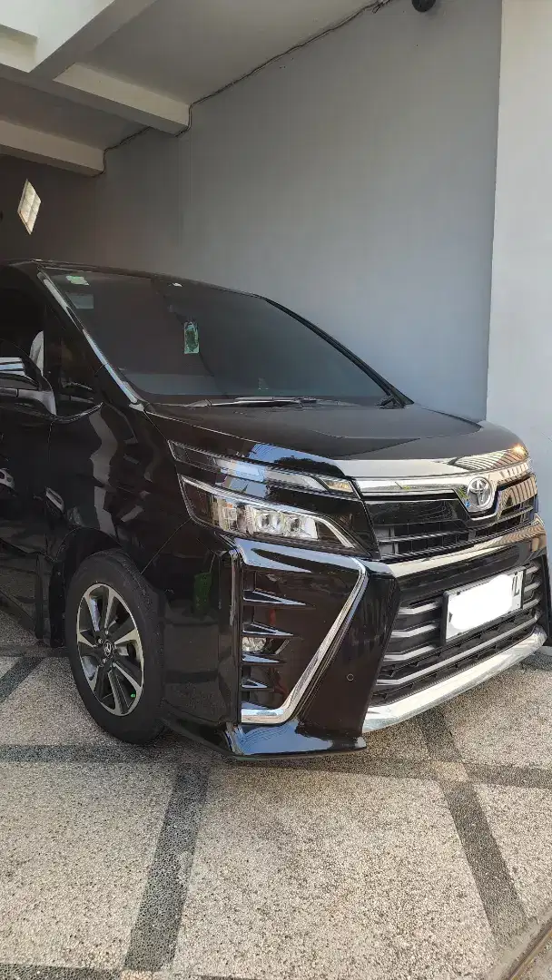 TOYOTA Voxy 2.0 AT