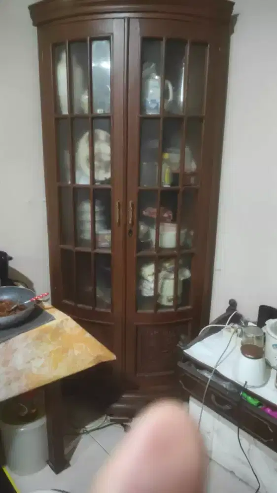 Jual Lemari Sudut Warna Coklat, Antik, kondisi 98%,harga2,5Jt,Nego