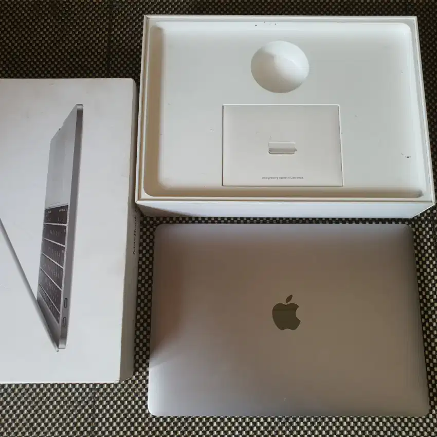 Macbook Pro 13 inch tahun 2017 Space Grey - Non Touchbar New Like