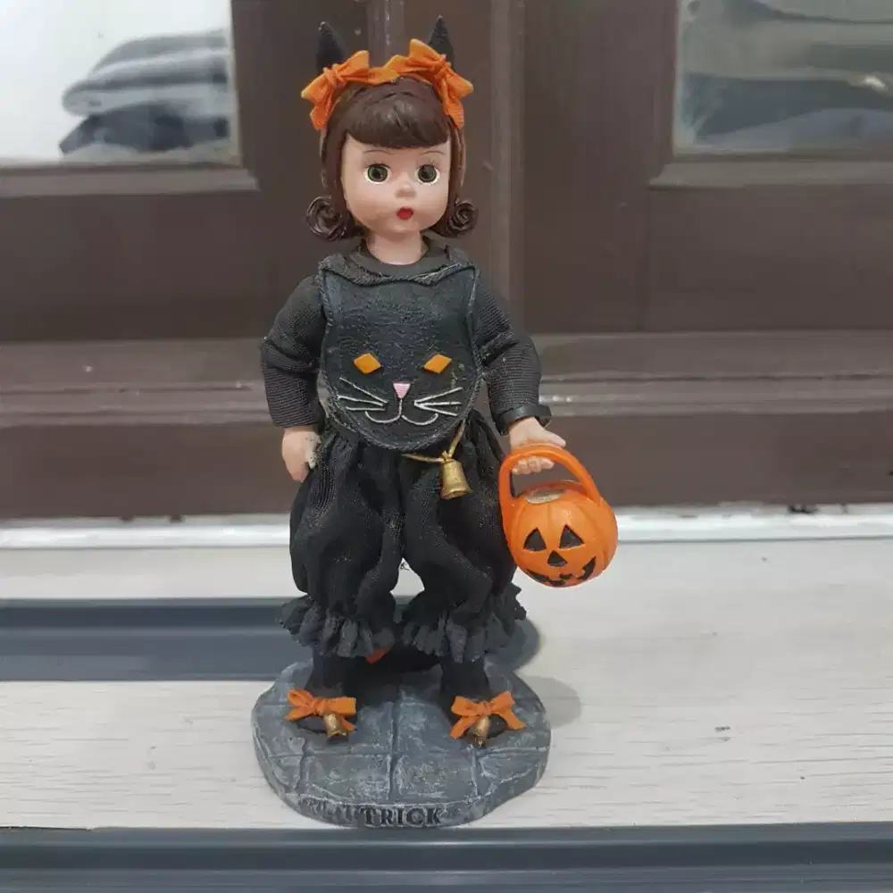 Pajangan Patung Vintage Madame Alexander Trick Halloween Porcelain