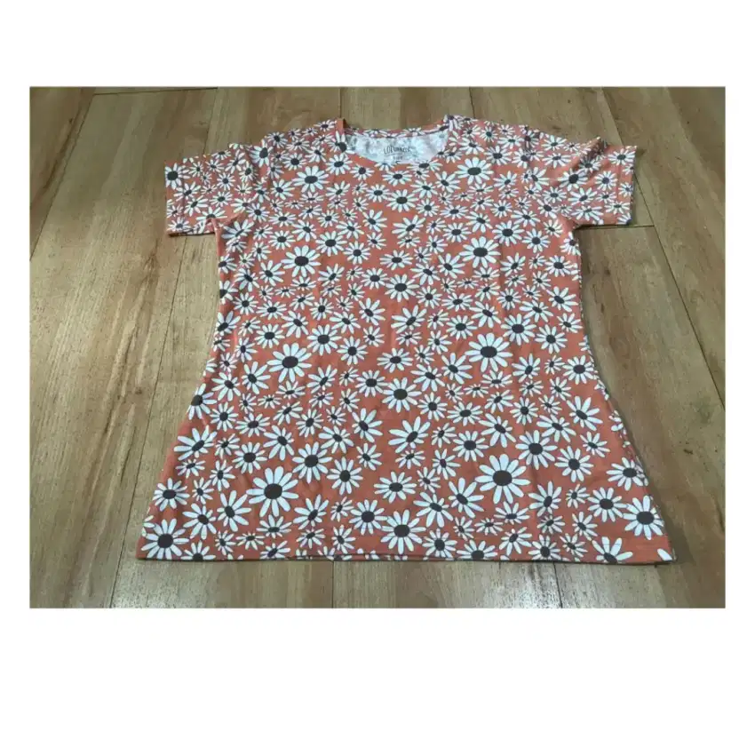 Baju kaos bermotif bunga