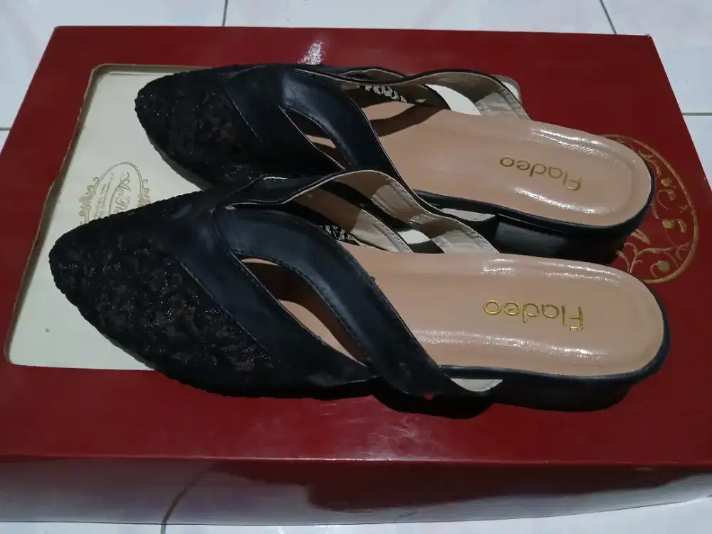 Sandal fladeo hitam dan cream