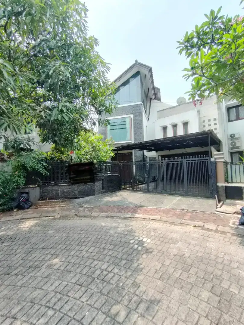 Rumah diap huni, tanah luas 2 lantai di Rafgles Hills Cibubur