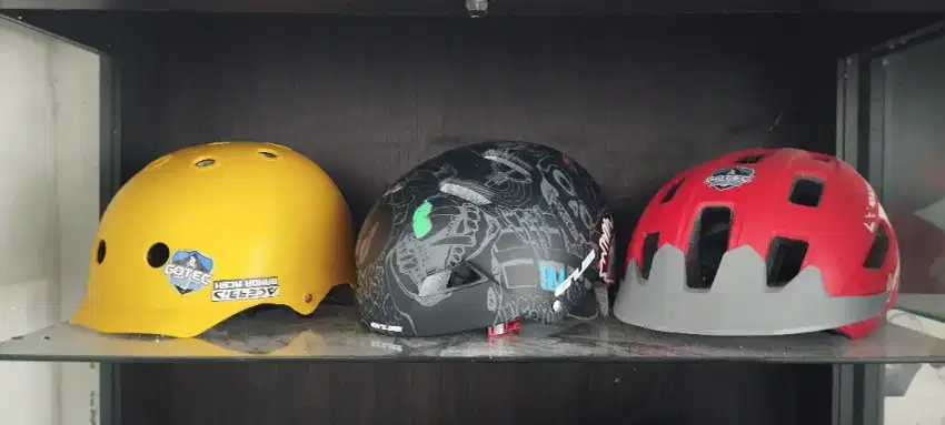 Helm , setang ,cagak ada 2...liat langsung nego langsung