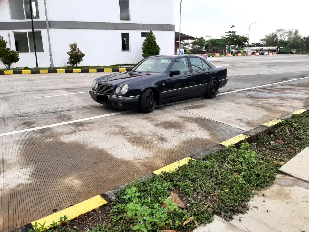 Mercedes-Benz {mercy} W210 th1996
Kondisi ISTIMEWA
(AT)