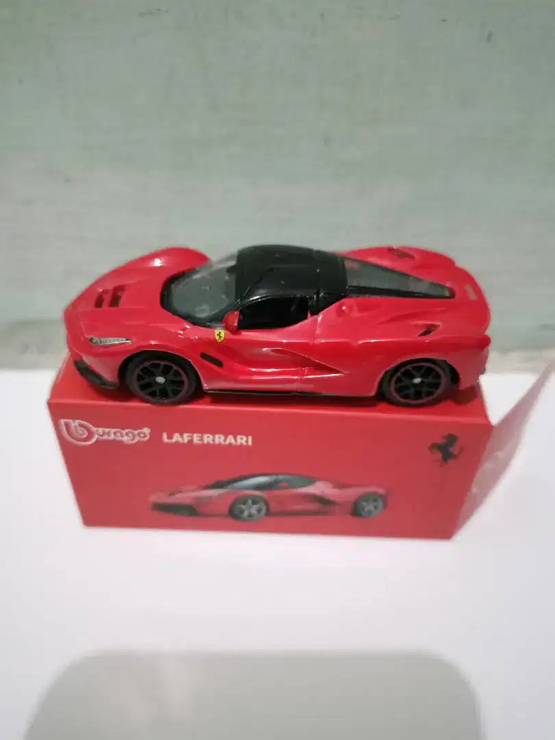 La Ferrari hotwheels mini gt tomica burago