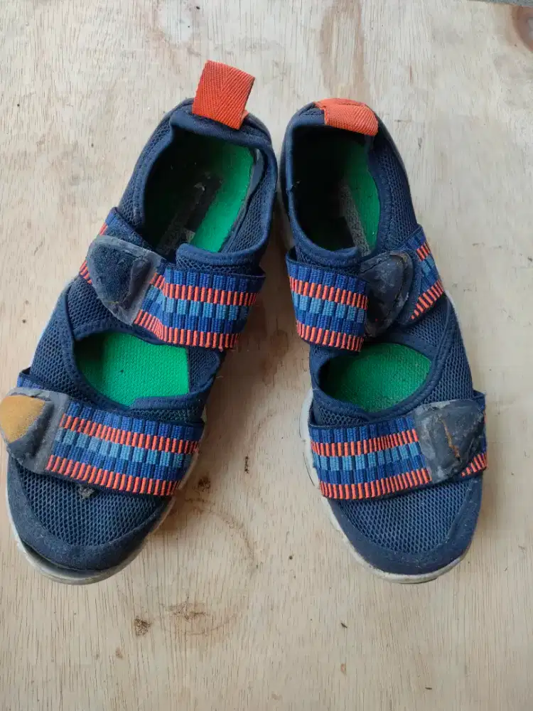 sepatu sport Adidas size 38 ada minus di tapak kanan