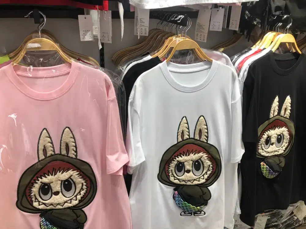 Labubu T-shirt kantong sleting depan