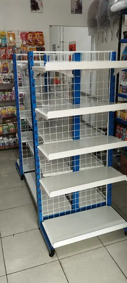 Rak minimarket bikin warung jadi rapi.
