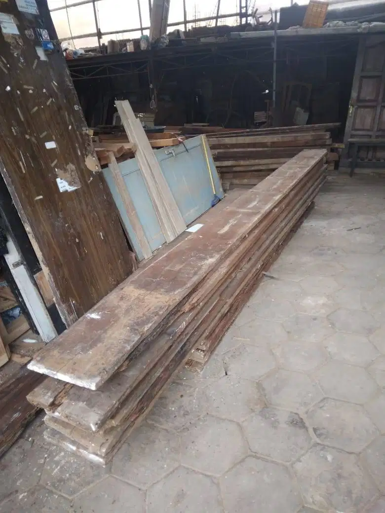 papan kayu kalimantan bekas bongkaran