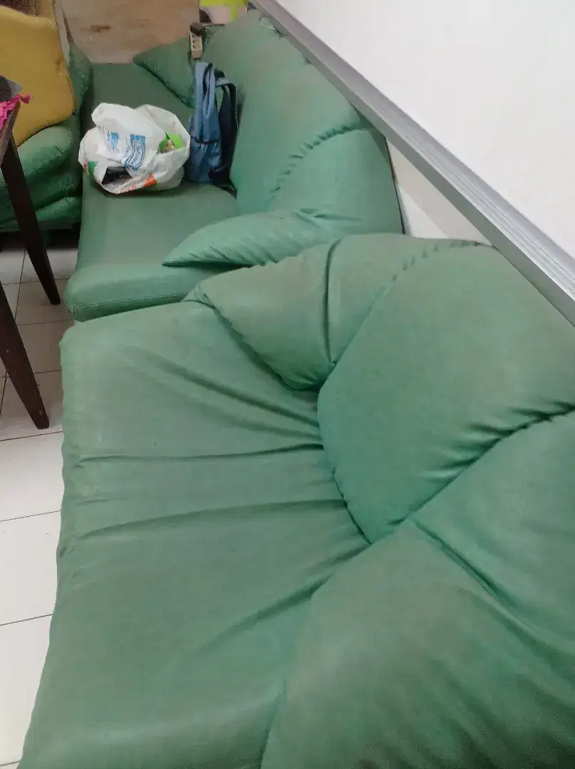 Sofa kondisi seadanya