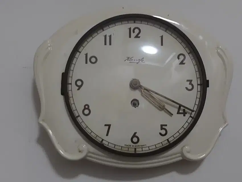 Jam dinding keramik otomatis
