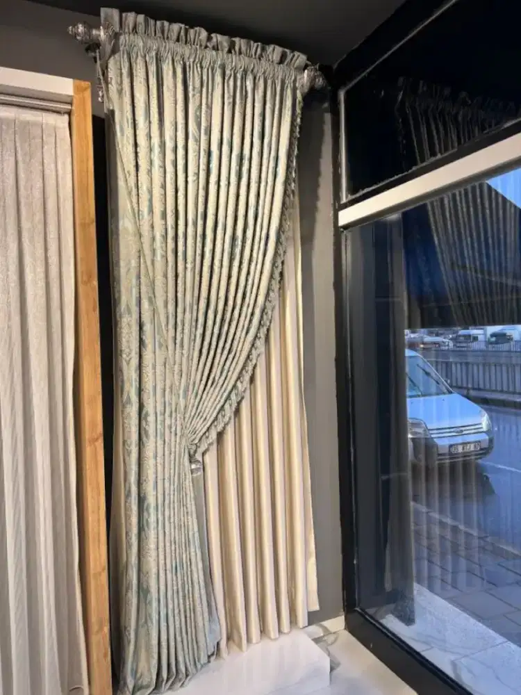 Pasang gordyn gorden murah vertikal roll blind jasa wallpaper dinding