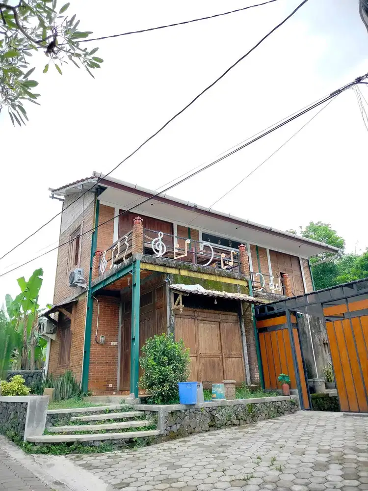 Rumah Artistik Halaman Luas di Bangunjiwo