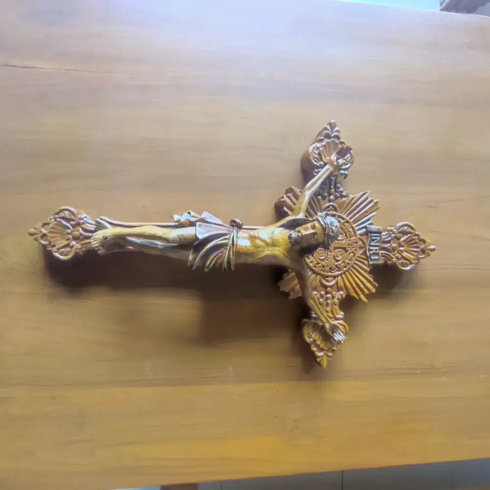 Salib Benediktus Ukir Kayu Jati