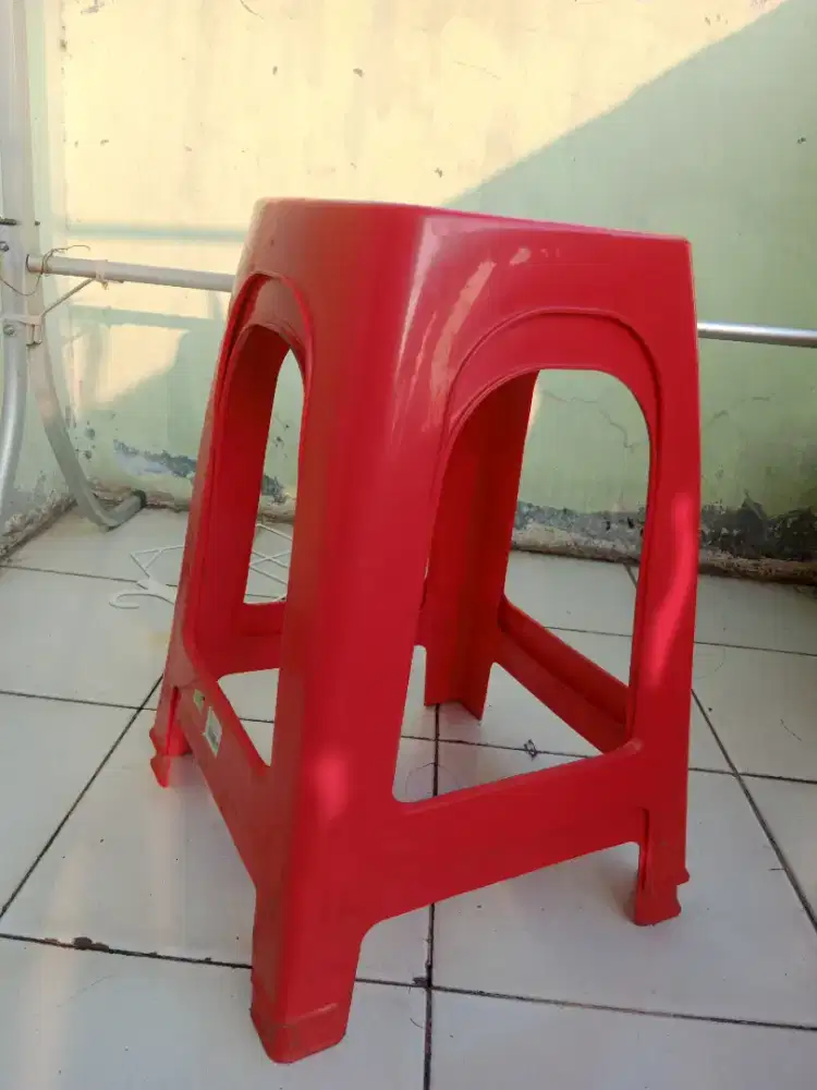 Kursi makan. Kursi plastik. Kursi lionstar. Kursi merah.