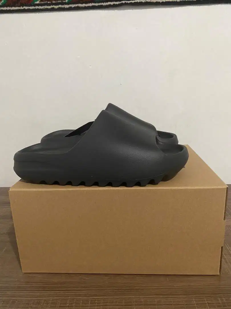 Adidas Yeezy Slide Onyx Size 43 (Bandung)