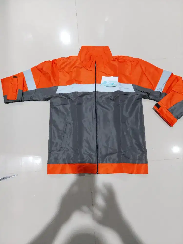 Jaket dengan bahan bagus warna orange bawah hitam