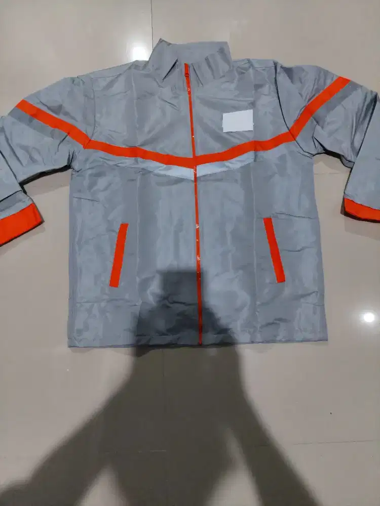 Jaket dengan bahan bagus warna silver