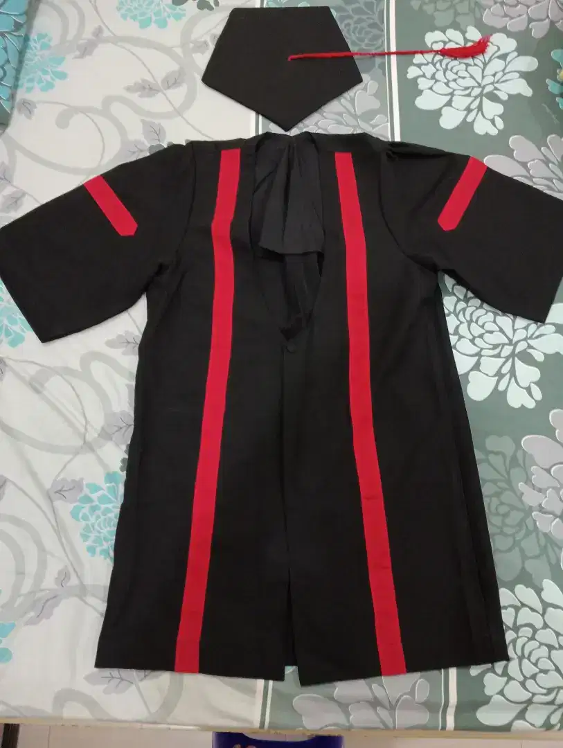 Baju wisuda ukuran M