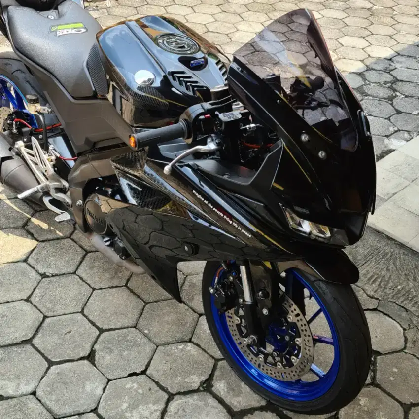 Yamaha R15 Hitam Glossy