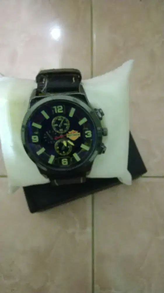 Jam tangan bekas hadiah
