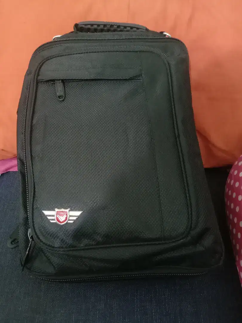 Tas laptop warna hitam