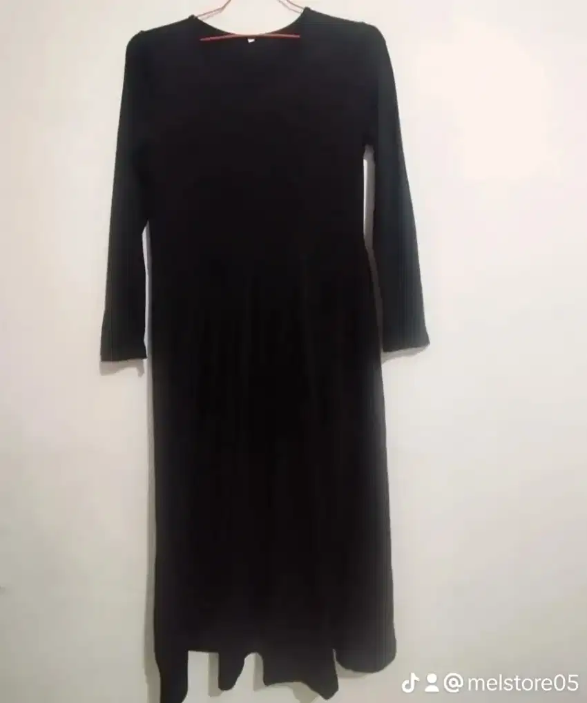 Dress hitam lengan panjang