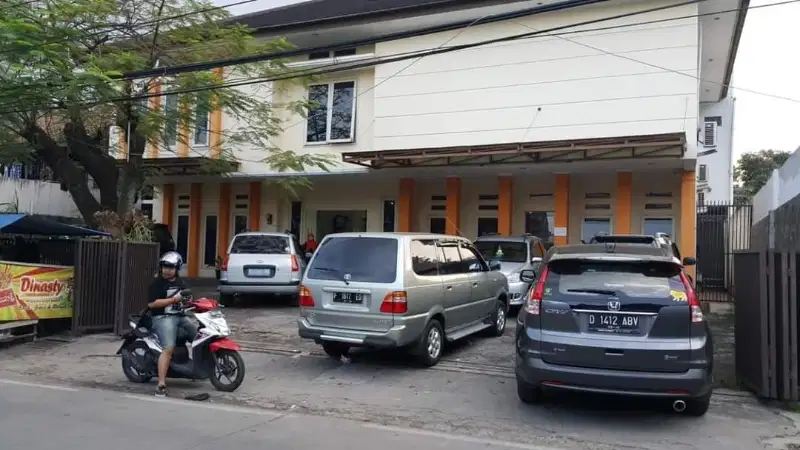 Dijual Rumah Cocok untuk Usaha Kost atau Hotel di Cikutra Bandung