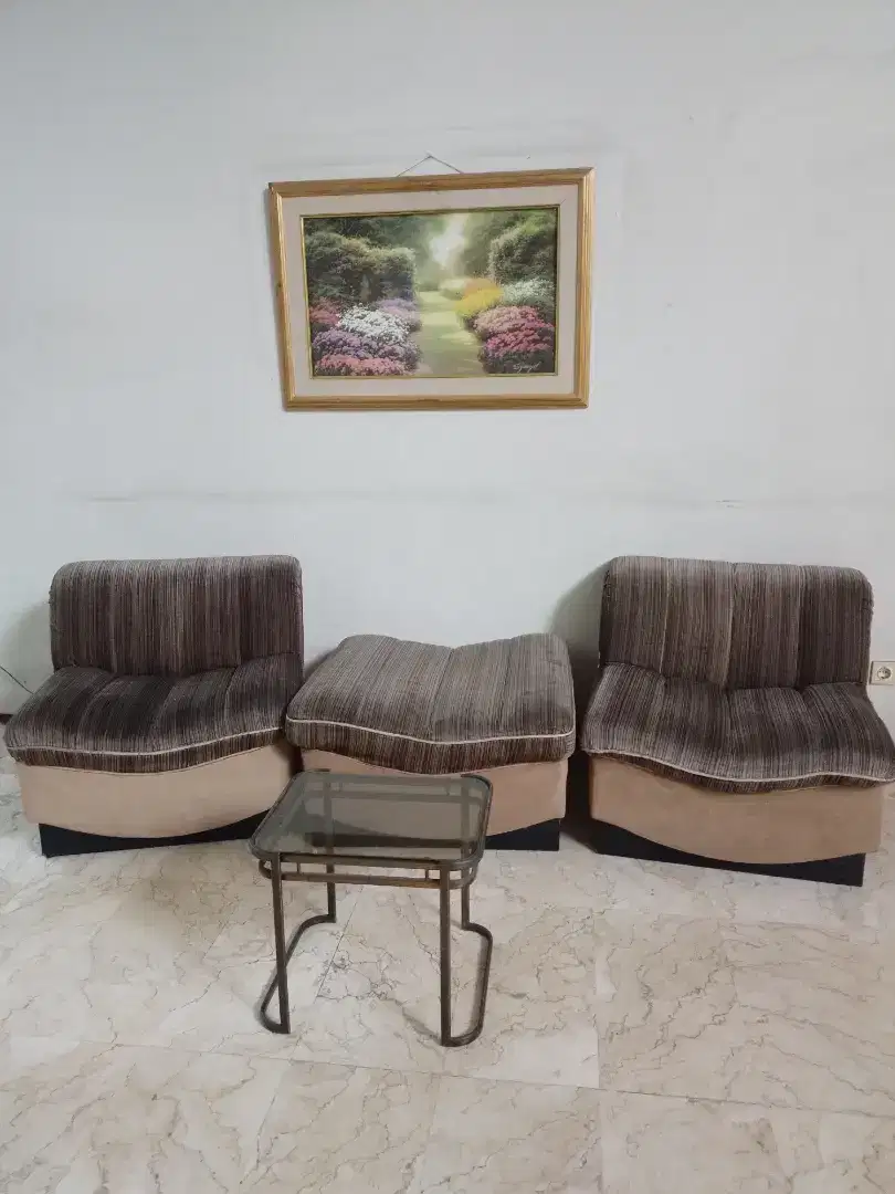 Living room set (sofa, meja, gambar, bantal)