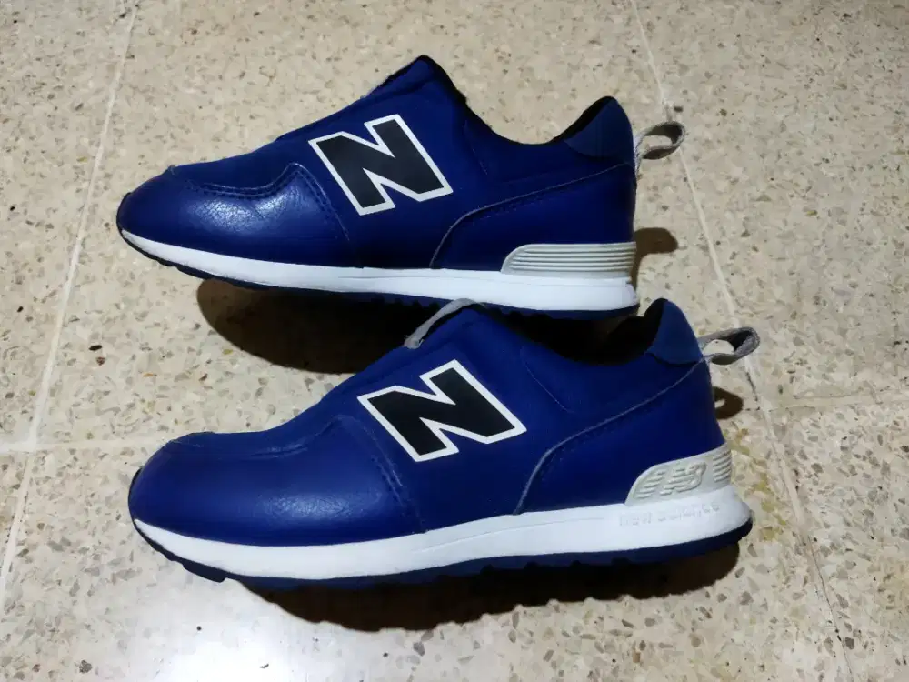 Sepatu new balance kids(size 30)