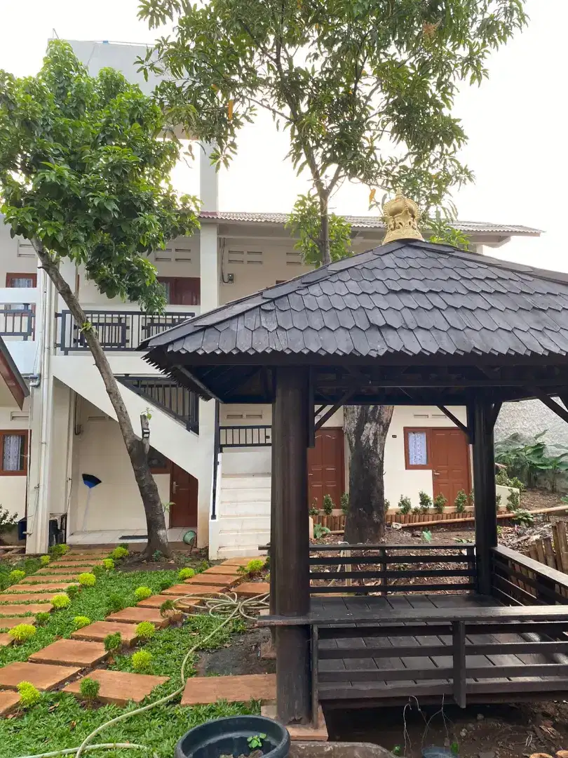 Kost Putri BerShaMa, bangunan baru, konsep taman luas, Gazebo, tenang