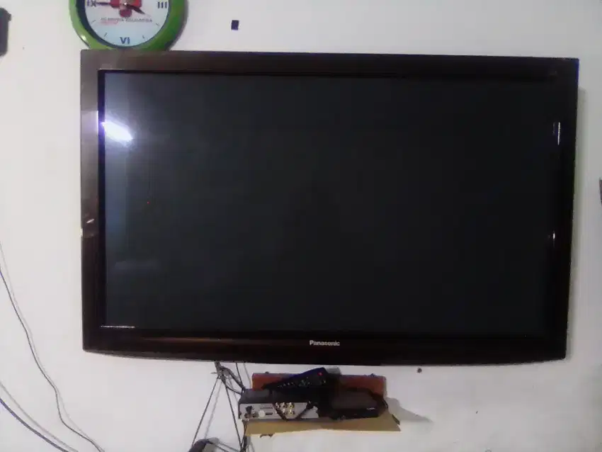 Televisi minus ukuran besar 42 inch