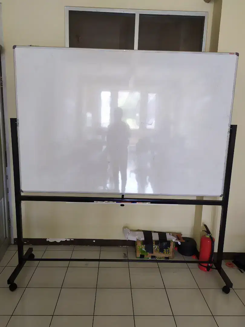 White board besar dan kecil