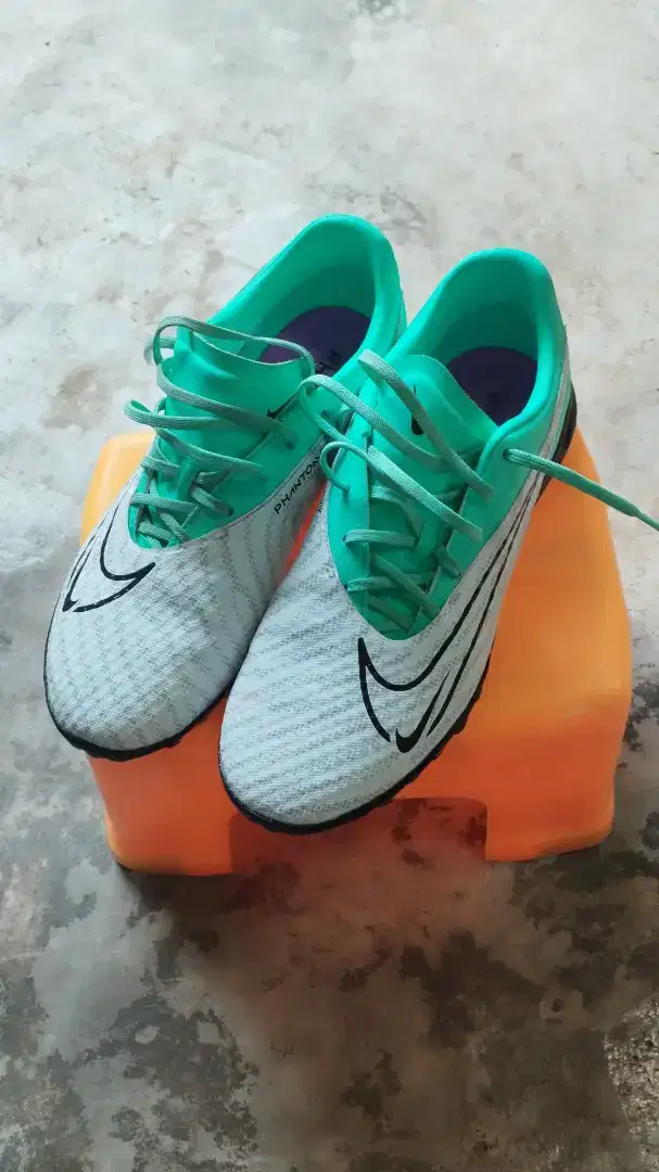 Sepatu Futsal Nike Phantom GX2 Academy TF 40