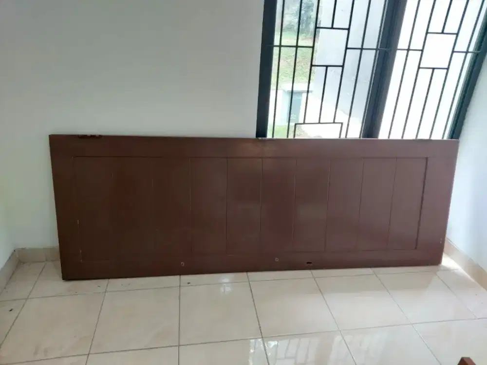 Pintu bekas rumah