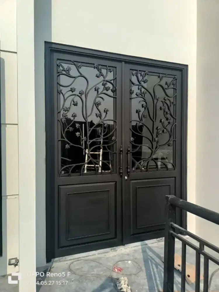 Kusen besi Pintu utama motip klasik