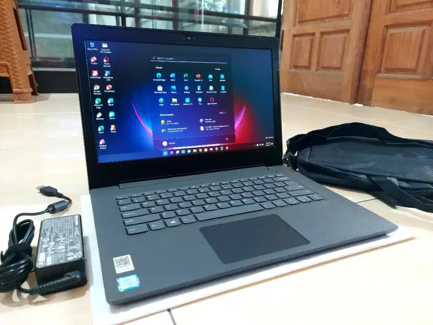 Laptop LENOVO V130 Intel Core i3-6006U RAM 4GB SSD 128GB Mulus Lancar