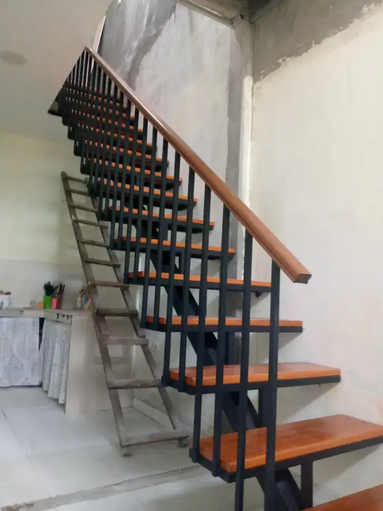 Tangga rebah pijakan kayu kamper