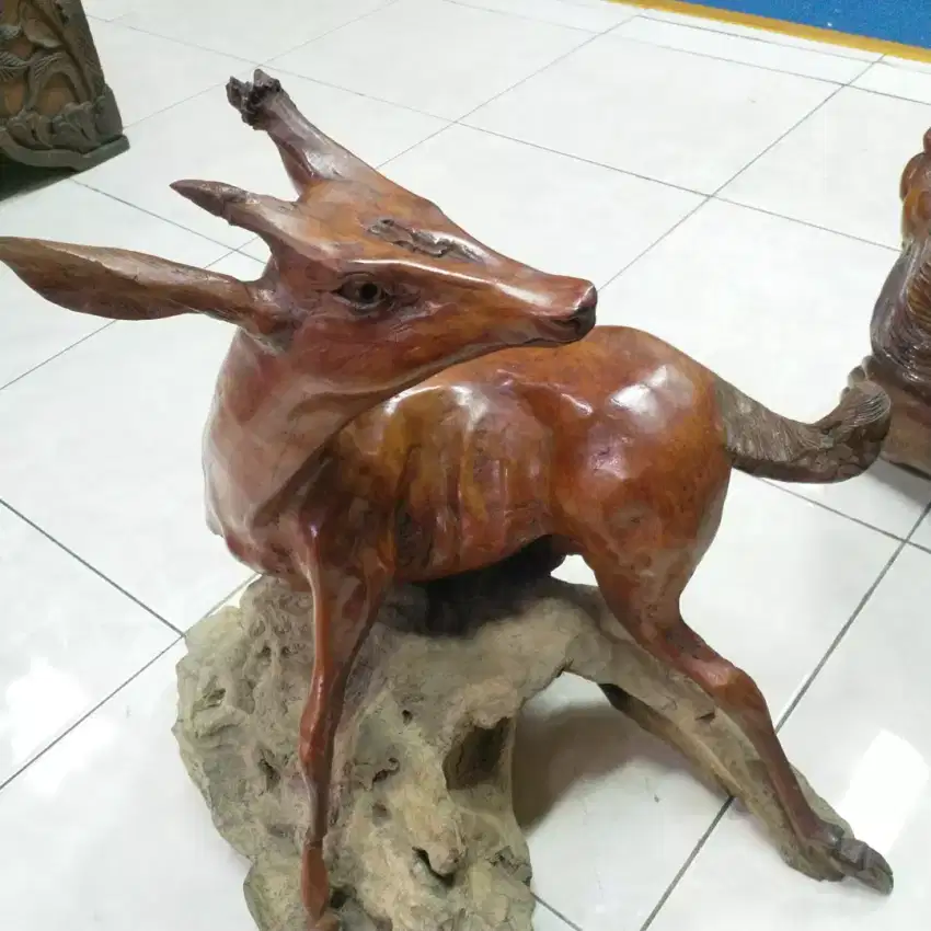 Patung Kijang Dari Kayu