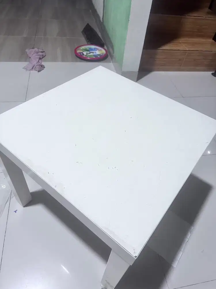 Meja multiplex putih polos