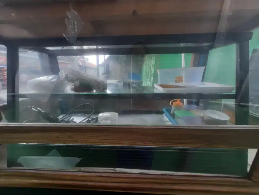 Etalase kaca serba bisa