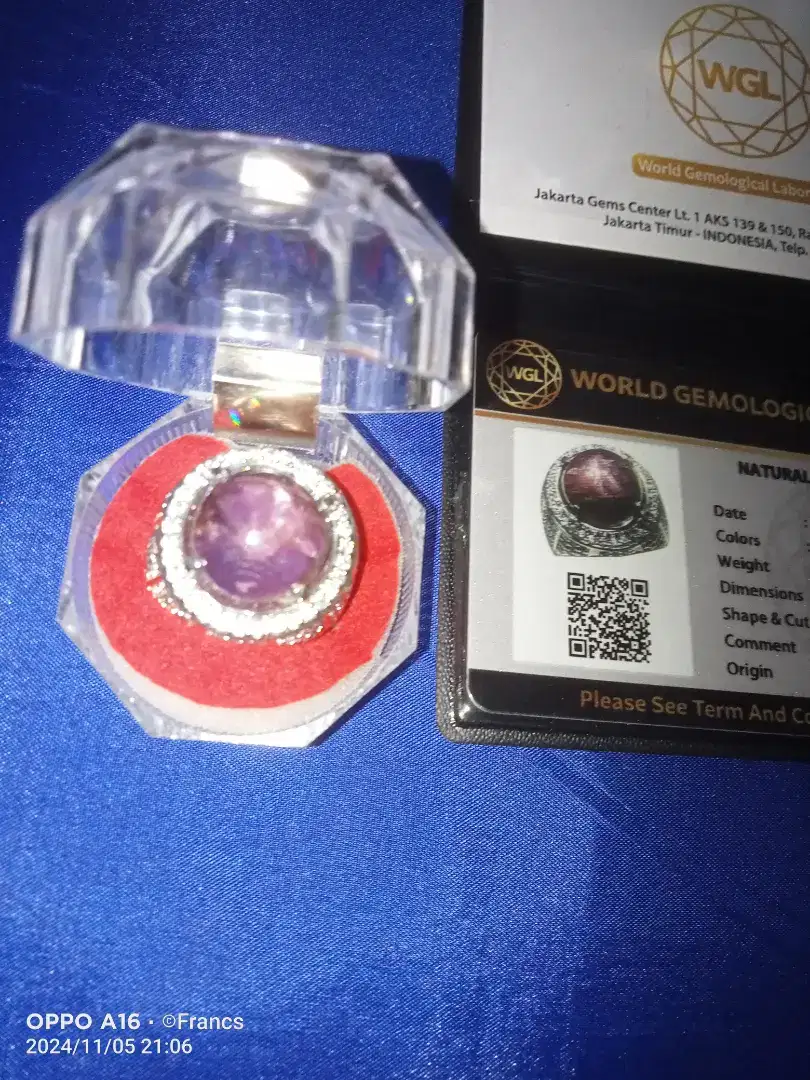 Natural pinkish purple safir.