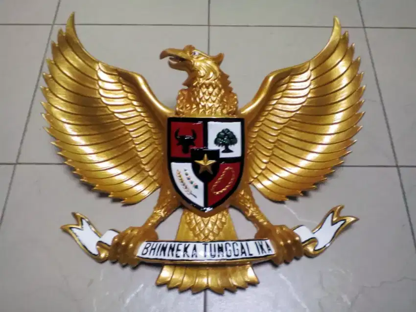 Patung burung Garuda Pancasila,bahan fiber.