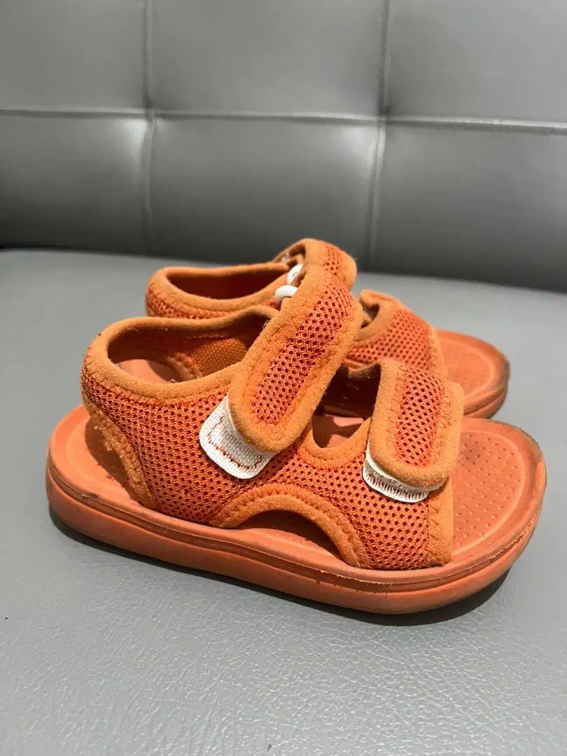 Sepatu sandal anak