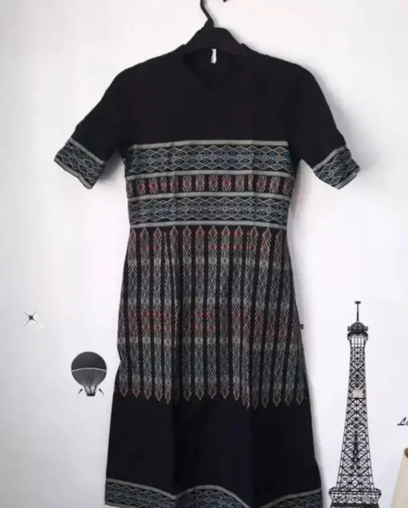 Dress sarimbit ukuran M.masih bagus,bahan tebal,warna masih pekat.