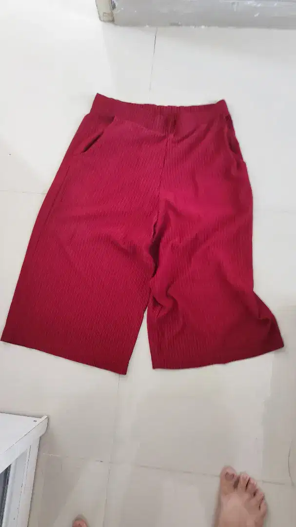 Celana kulot merah garis wanita