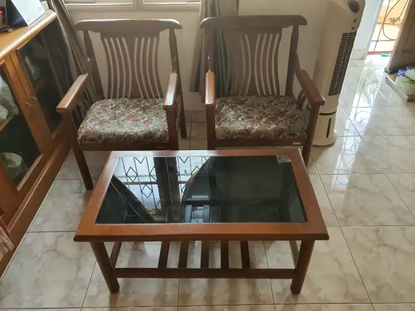 Meja tamu + 2 kursi tamu merk Taruna Furniture