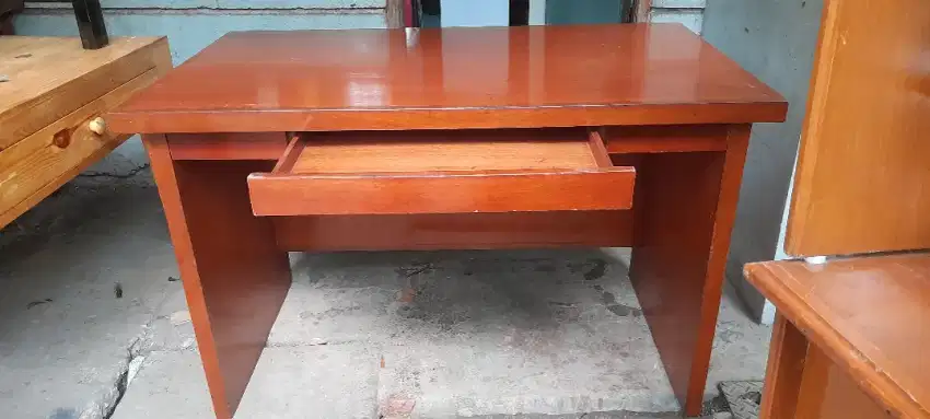 Meja komputer kayu solid